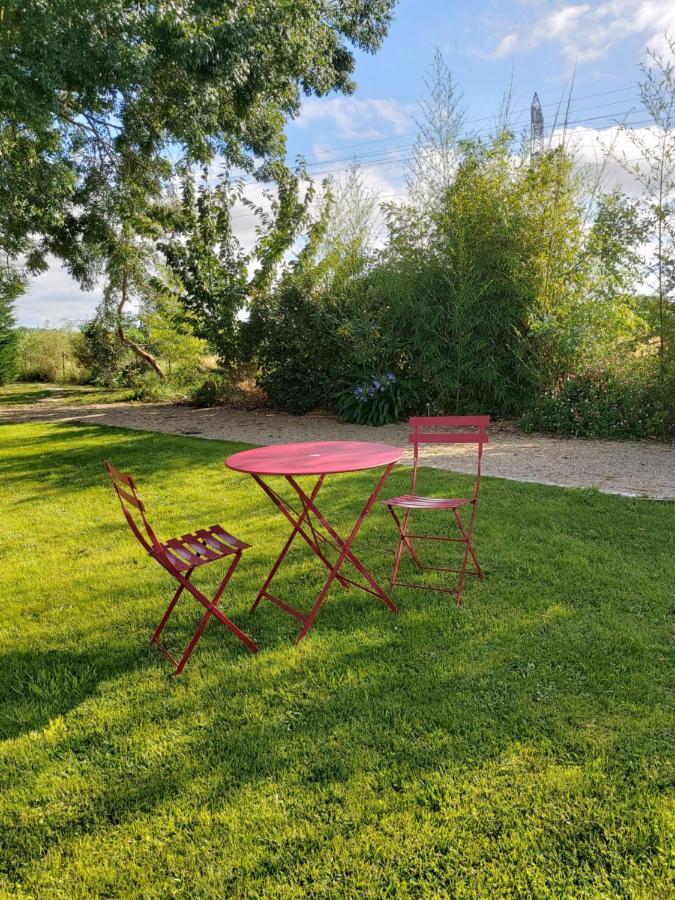 Les Marguerites Bed & Breakfast Champdolent Bagian luar foto
